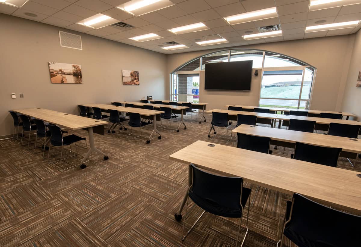 Learning room with tables and a TV.